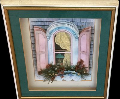 עבודה דקורטיבית המתארת חלון עם תריסים ורודים ומסגרת כחולה, וילון תחרה ואדנית פרחים בתלת־ממד. 