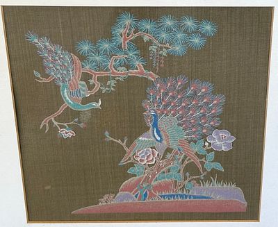 רקמה אסייתית המתארת שני טווסים בין פרחים ועץ אורן מעוצב. עבודה עדינה בחוטים צבעוניים על בד חום 