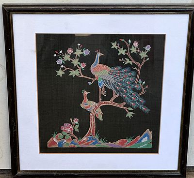 רקמה אסייתית מעודנת המתארת שני טווסים על ענף פורח. עבודה עדינה בחוטי משי צבעוניים על רקע שחור 