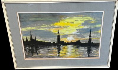 אקוורל חתום ומתוארך 1989, מציג נוף עירוני על שפת המים בשעת שקיעה. השתקפויות הזהב והאפור על פני 