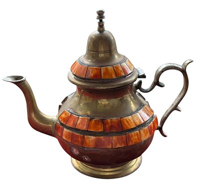 קומקום מזרחי עתיק עשוי פליז עם שיבוצים בגוון כתום (ייתכן שרף או אם הפנינה צבועה), עם מכסה מחובר 