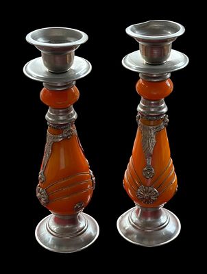 זוג פמוטים דקורטיביים ממתכת בציפוי כסף ומשילוב שרף כתום, עם עיטורים עדינים בסגנון פרחים 