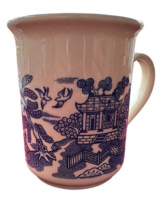 ספל או קנקן קרמי אנגלי גדול של Biltons – Made in England, בעיטור קלאסי Blue Willow בכחול כהה 