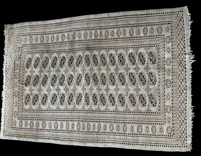 שטיח דקורטיבי עם דוגמת “פרחי מאשי”, בעיצוב פרחוני אלגנטי בגוונים של בז’, חום ושחור. אריגת יד 