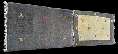 זוג שטיחים מודרניים בעבודת יד עם דוגמאות ברבריות מסורתיות – חיות וסמלים באריגת צמר צבעונית. אחד 