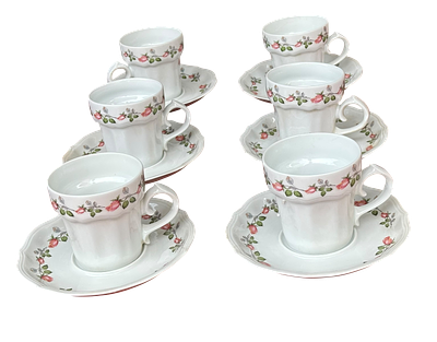 סט מקסים של 6 כוסות עם תחתיות מפורצלן לבן מבית נאמן (Naaman), מעוטר בפרחים קטנים בגווני ורוד 