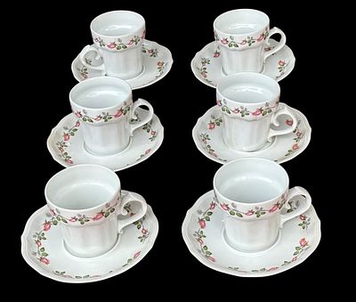 סט מקסים של 6 כוסות עם תחתיות מפורצלן לבן מבית נאמן (Naaman), מעוטר בפרחים קטנים בגווני ורוד 