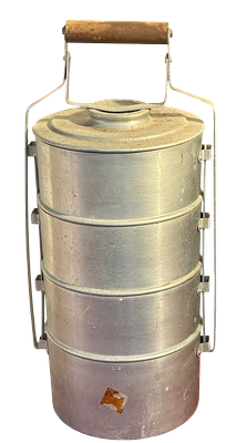 קופסת אוכל ישנה מאלומיניום עם ארבע קופסאות נשלפות – כוללת ידית עץ ומסגרת מתכתית לסגירה והרמה. 