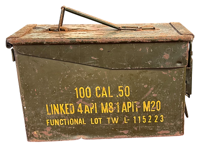 תיבת תחמושת אמריקאית מקורית לקליבר ‎.50
קופסת מתכת ירוקה עם כיתובים מקוריים בצהוב ובאנגלית 