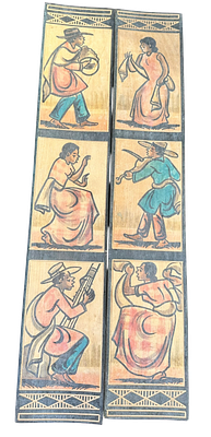 זוג לוחות עץ דקורטיביים מצוירים
תמונות צבעוניות ועממיות המתארות רקדנים ונגנים בסגנון נאיבי. 