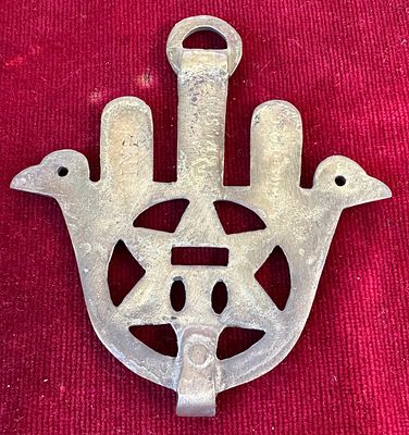 חמסה ישנה מיציקת פליז
פריט דקורטיבי או תליון עתיק בצורת כף היד – חמסה, סמל להגנה ולמזל טוב. 