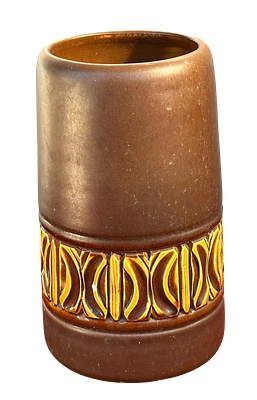 אגרטל קרמיקה ישראלי חתום
אגרטל גלילי מקרמיקה מזוגגת בגוון חום עם עיטור גאומטרי מובלט בצבע חרדל 