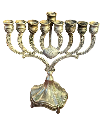 חנוכייה עתיקה ממתכת מצופה כסף
חנוכייה יפהפייה בעלת שמונה קנים ובסיס מעוצב בצורת קונוס.
עיטורים 