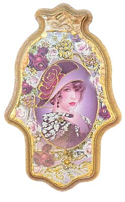 לוח קיר דקורטיבי וינטג’ – דיוקן אישה אלגנטית
לוח עץ מעוטר בציור של אישה עם כובע סגול בעיצוב 