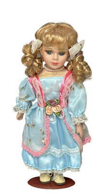 בובת פורצלן מקסימה לאספנים, לבושה בשמלה בצבע תכלת עם תחרה ורודה ולבנה.
לראשה שיער בלונדיני 