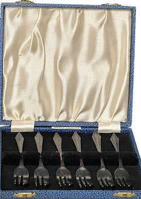 קופסה אלגנטית ישנה של Prince Charles, הכוללת 6 מזלגות קטנים לקינוח ממתכת מצופה כסף.
מגיעה 