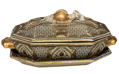 סופיירה עתיקה עשויה חרסינה מצוירת עם מכסה, בצורת מתומן, מעוטרת בעיטורים גאומטריים ופרחוניים 