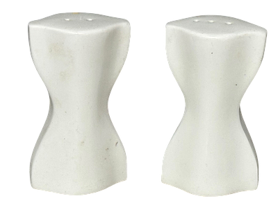 זוג מלחייה ופלפלייה מקרמיקה לבנה, בעיצוב גאומטרי מינימליסטי עם קווים רכים ואלגנטיים. גובה 9 ס”מ 