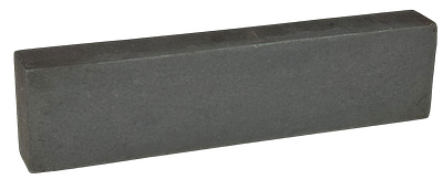 אבן מלבנית להשחזה מאבן טבעית כהה, לשימוש בחידוד סכינים או כלים. צורה פשוטה וישרה, עם פטינה יפה 