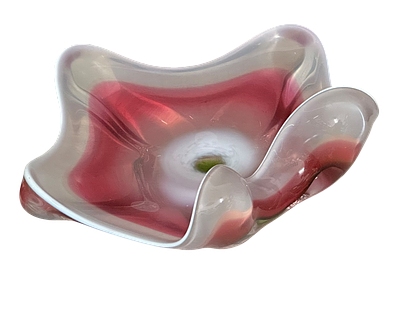 קערת נוי מזכוכית מנופחת בגוונים של אדום, לבן וירוק, בעיצוב גלי חופשי ואמנותי. עבודת יד בסגנון 