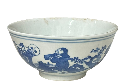 קערת פורצלן כחול-לבן עתיקה
קערה יפה מצוירת ביד בדמויות ומוטיבים פרחוניים בגוון כחול על רקע לבן. 