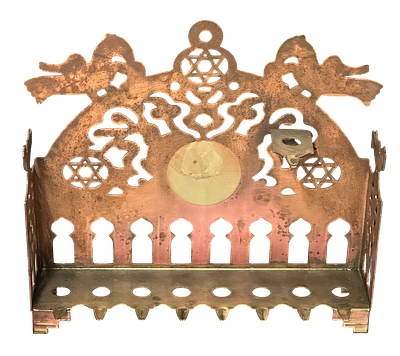 חנוכייה עתיקה מנחושת חרותה
חנוכייה תלויה מנחושת חרותה ומחוררת, בעיטור יונים ומגני דוד, עם שמש 