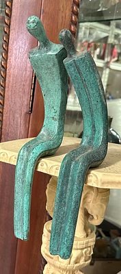 זוג פסלים מודרניים מברונזה
שתי דמויות מופשטות מברונזה עם פטינה ירקרקה, בעיצוב מודרני ואלגנטי. 