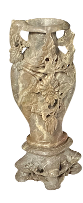 אגרטל קטן מאבן מגולפת
אגרטל דקורטיבי מגולף ביד מאבן קשה בגוון חום עם ורידים טבעיים, בעיטור 