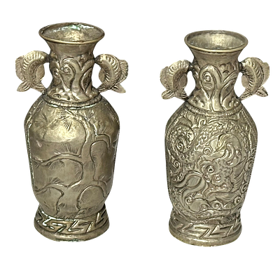 זוג אגרטלים מזרחיים מנחושת מצופה כסף
זוג אגרטלים דקורטיביים מנחושת מצופה כסף, בעבודת יד עדינה. 