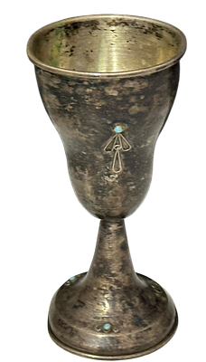גביע עתיק ממתכת מצופה כסף עם אבני טורקיז
גביע על רגל מעוטרת, עם חריטה עדינה ושיבוץ אבני טורקיז 