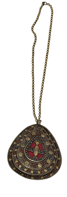 תליון מזרחי גדול מעוטר באבנים צבעוניות
תליון מרשים ממתכת בצבע זהב וכסף, בעבודת יד, בעיטור פרחים 