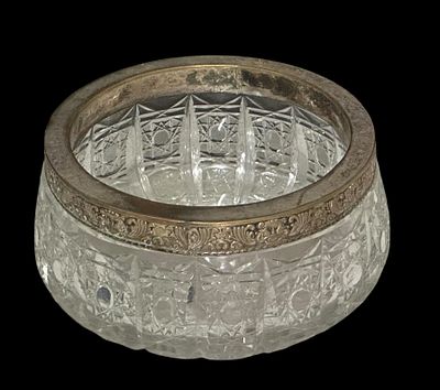 קערת קריסטל עתיקה עם מסגרת מצופה כסף
קערת קריסטל חרותה בעבודת יד עם מסגרת מתכת מצופה כסף 