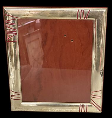 מסגרת לתמונה כסף 925 עם אמייל – Haladji Bros
מסגרת מלבנית מכסף סטרלינג 925 בעיטור גאומטרי 