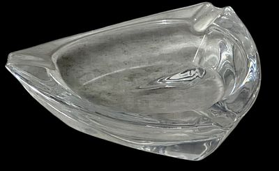 מאפרת קריסטל עתיקה
מאפרת בצורת משולש מקריסטל עבה ושקוף, בעיצוב קלאסי ואלגנטי. פריט דקורטיבי 