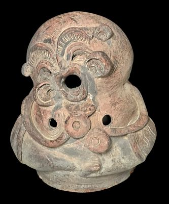 פסל עתיק מחרס
ראש או מסכה בעבודת יד מחרס, עם חריטות ופתחים. פטינה טבעית של הזמן. פריט אמנותי 