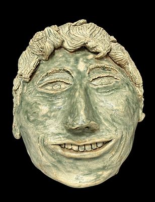 מסכת קרמיקה מצופה זיגוג
מסכה בעבודת יד מקרמיקה, עם הבעה ייחודית בגווני ירוק ובהיר. בחלק הפנימי 