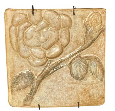 לוח קרמיקה ישראלי – 15x15 ס”מ
לוח קרמיקה דקורטיבי בעבודת יד, עם תבליט של פרח ורד על רקע בגוון 