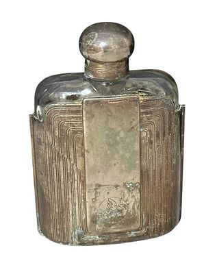 בקבוקון עתיק מזכוכית ומתכת מצופה כסף – 13x9x2.5 ס”מ
בקבוקון עתיק מזכוכית עבה עם ציפוי חלקי 