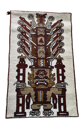 שטיח קיר אתני – 107x66 ס”מ
שטיח קיר בעבודת יד מצמר, עם דגם אתני בהשראת אמנות פרה־קולומביאנית 