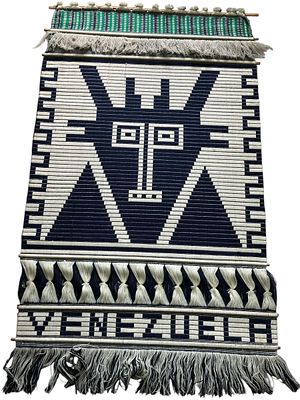 שטיח קיר “ונצואלה” – 120x63 ס”מ
שטיח קיר בעבודת יד עם דגם גאומטרי בהשראת אמנות אינדיאנית 