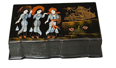 קופסה אסיאתית מצופה לכה – 25 &times; 15 &times; 6.5 ס”מ
קופסה דקורטיבית בעבודת יד, מצופה לכה שחורה 