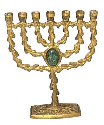מנורת נחושת מירושלים – 15 &times; 11 ס”מ
מנורה קטנה בת 7 קנים עשויה פליז מוזהב, עם אבן ירוקה דמוית 