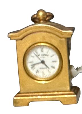 שעון מיניאטורי קטן מפליז מוזהב – 5 &times; 3 ס"מ
שעון שולחן קטן ומקסים מפליז מוזהב, עם לוח עגול 