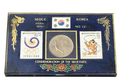 סט מזכרת אולימפיאדת סיאול 1988 – קוריאה
סט מזכרת יפה מאולימפיאדת סיאול 1988, הכולל מטבע 1000 