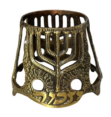 מעמד פליז מעוטר במנורה ובכתובת “זכר” – 7 &times; 9 ס”מ
מעמד דקורטיבי עשוי פליז מגולף, עם מנורה 