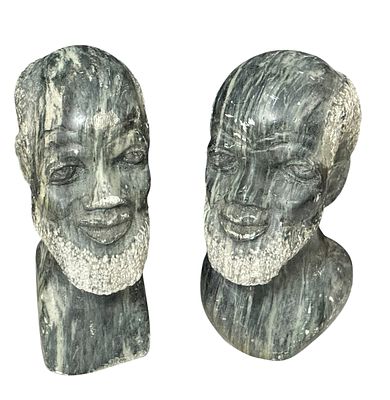 זוג פסלי חזה מאבן מגולפת – ‎18 &times; 10 &times; 7 ס”מ
זוג פסלי חזה מגולפים באבן סרפנטין מלוטשת, המתארים 