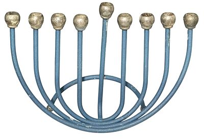 חנוכייה בעיצוב מודרני – ‎25 &times; 17 &times; 6 ס”מ
חנוכייה ממתכת צבועה בכחול, בעיצוב מודרני ונקי.
מבנה 