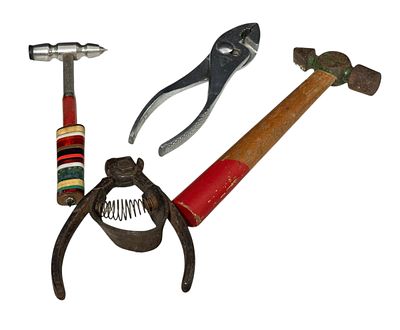 סט כלי עבודה ישנים – ‎11 עד 20 ס”מ
אוסף של ארבעה כלי עבודה ישנים: שני פטישים קטנים (אחד עם 