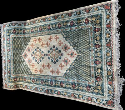 שטיח עבודת יד עם דוגמאות אוריינטליות מסורתיות, עיטור גיאומטרי עם מדליון מרכזי ומסגרת דקורטיבית 