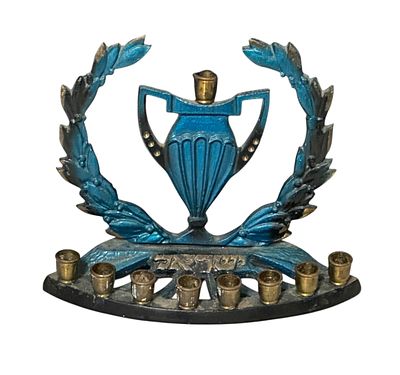 חנוכייה ישנה מפליז – דגם גביע וזר דפנה
חנוכייה וינטג׳ עשויה פליז, בעיצוב גביע מרכזי עם זר דפנה 